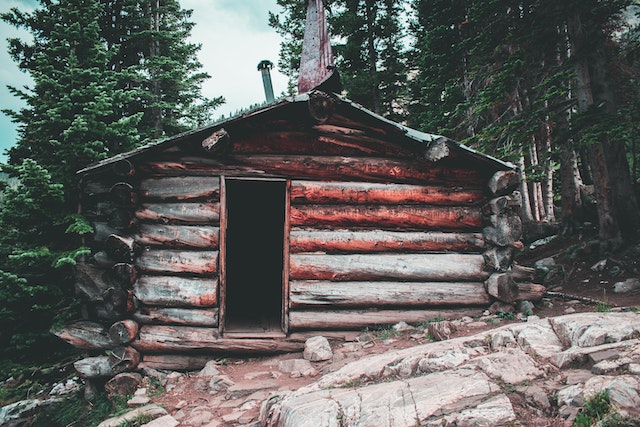 Factors to Consider Before Booking a Log Cabin for a Family Vacation
